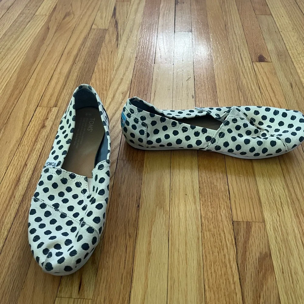 Toms - Picture 1 of 2